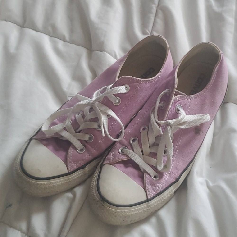 light purple/pink low converse
